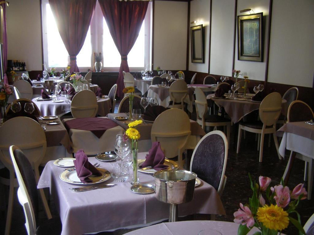 Logis Hotel-Restaurant Le Chene Vert Saint-Pourçain-sur-Sioule 외부 사진