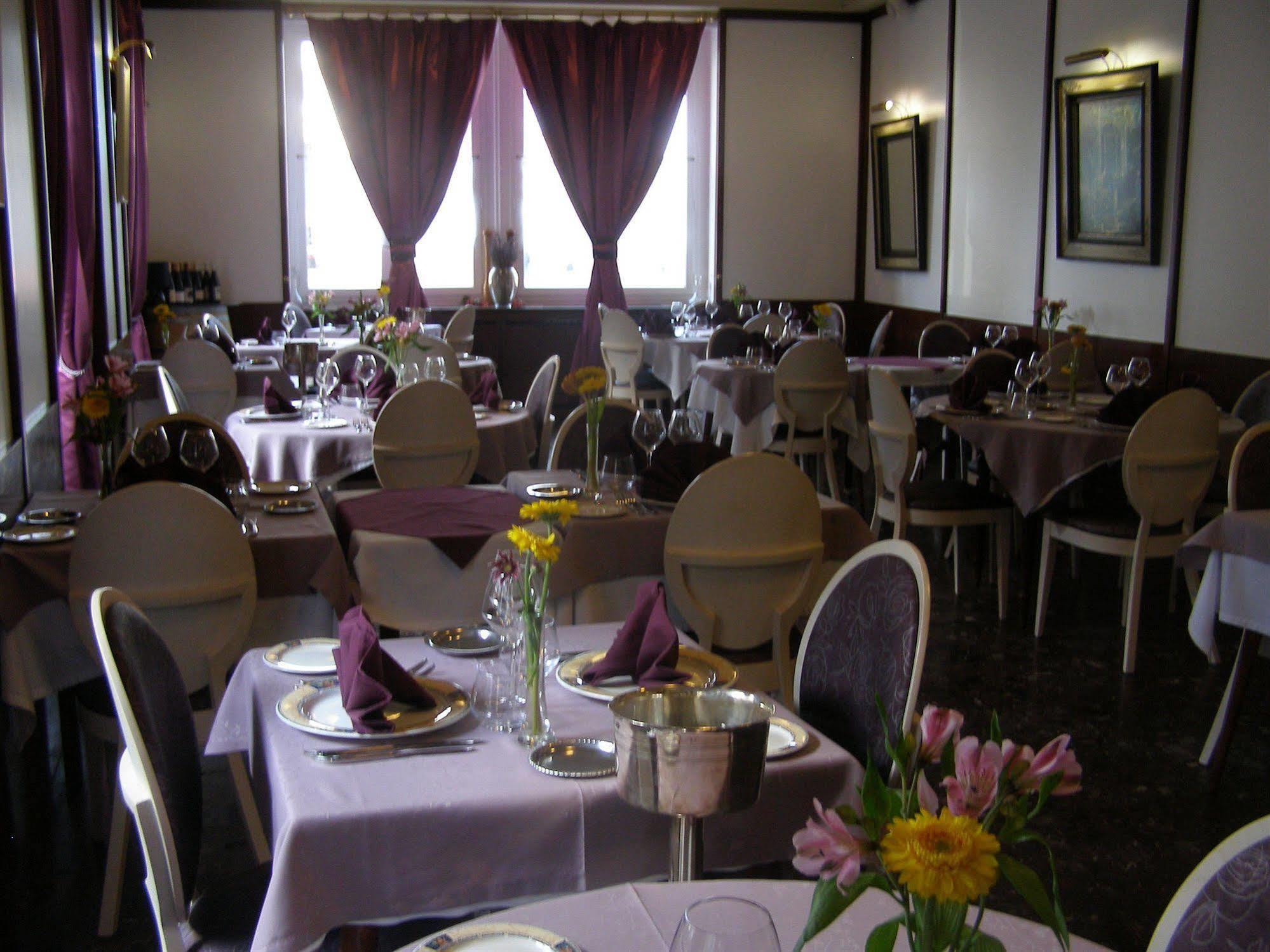 Logis Hotel-Restaurant Le Chene Vert Saint-Pourçain-sur-Sioule 외부 사진