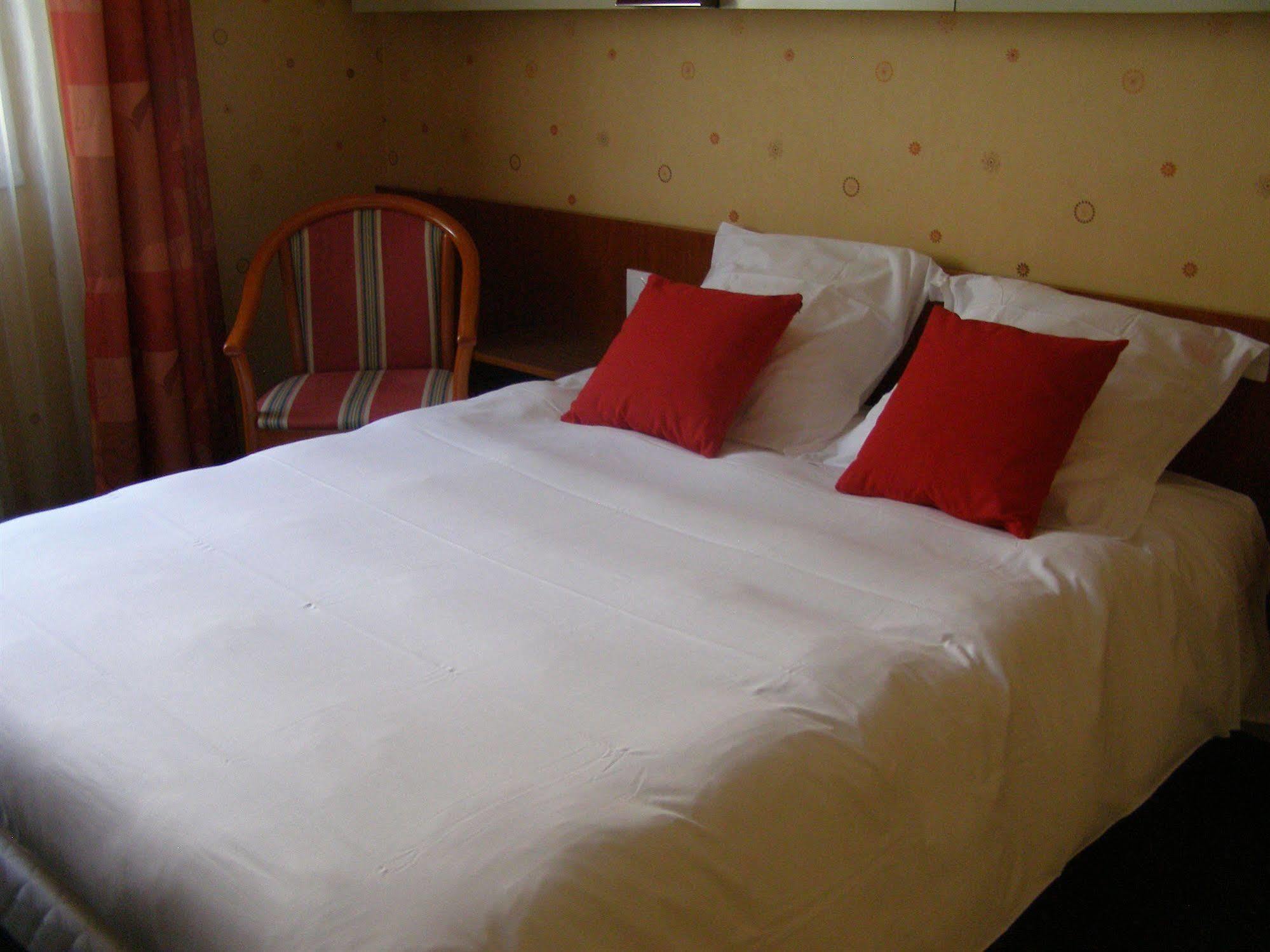 Logis Hotel-Restaurant Le Chene Vert Saint-Pourçain-sur-Sioule 외부 사진