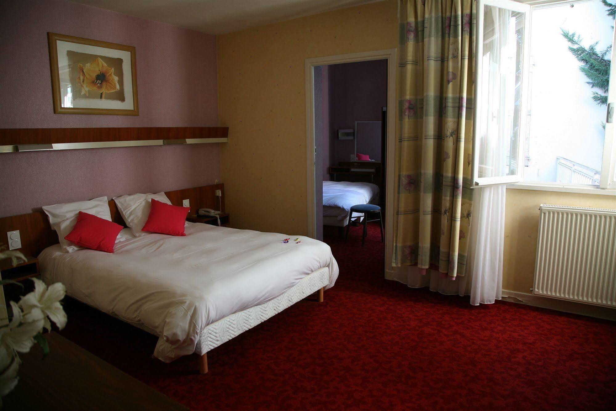 Logis Hotel-Restaurant Le Chene Vert Saint-Pourçain-sur-Sioule 외부 사진